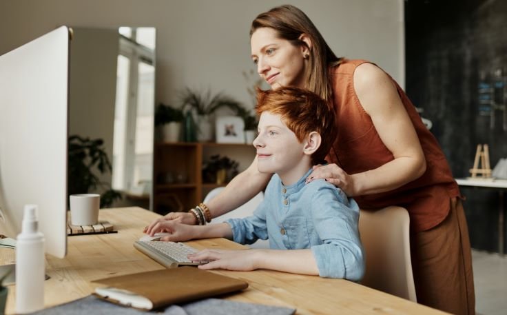 Maman aidant son enfant dyslexique à lire