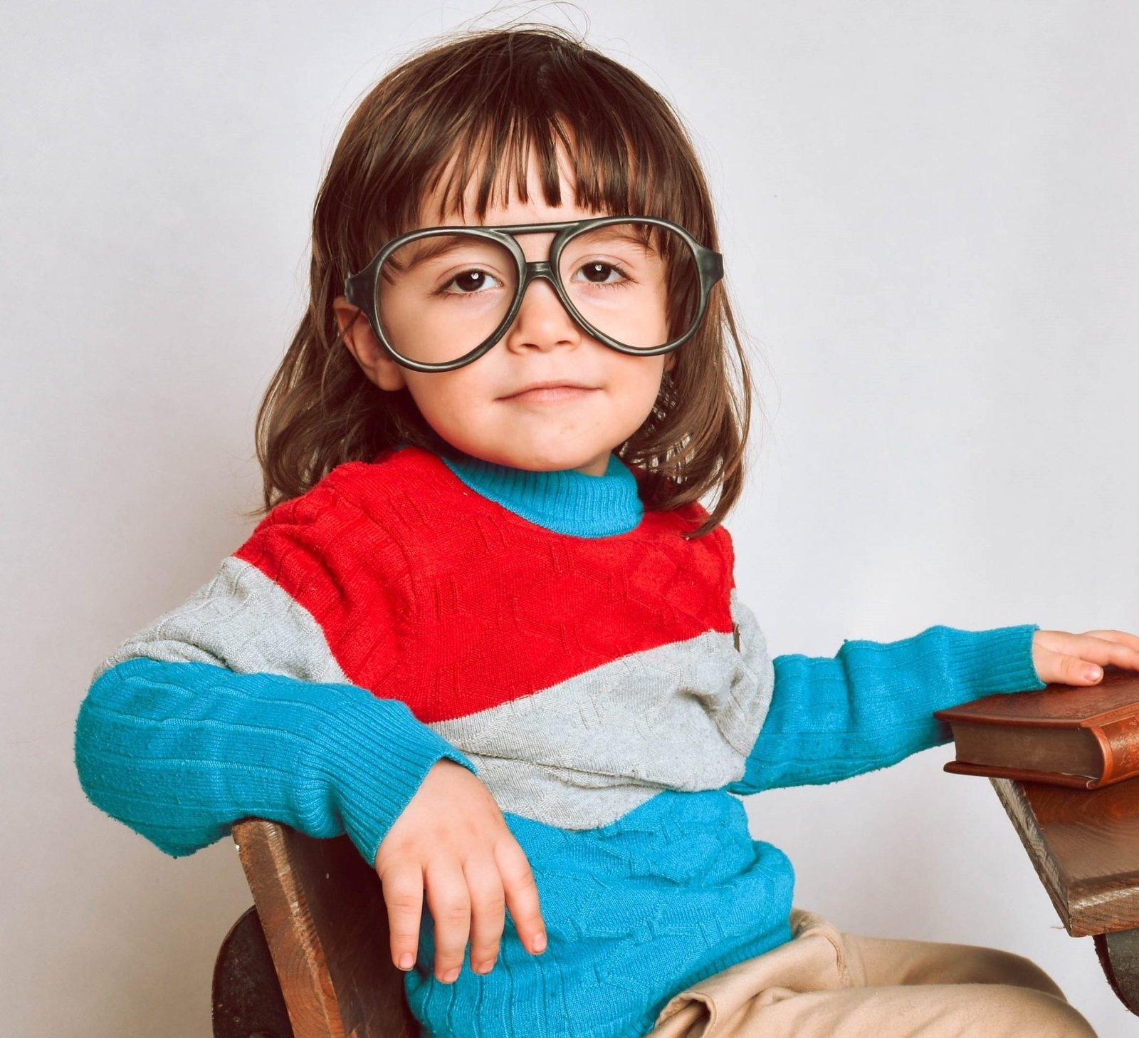 Petite fille qui apprend à lire