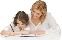 Maman apprend à lire à un enfant